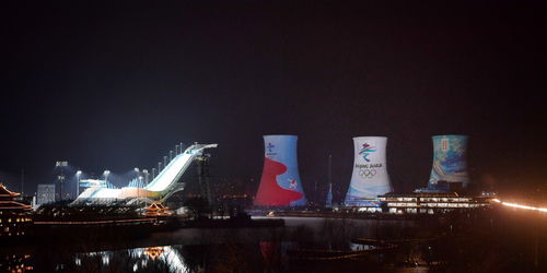 被中外冬奥运动员盛赞的首钢滑雪大跳台,背景是第一座国有钢铁厂