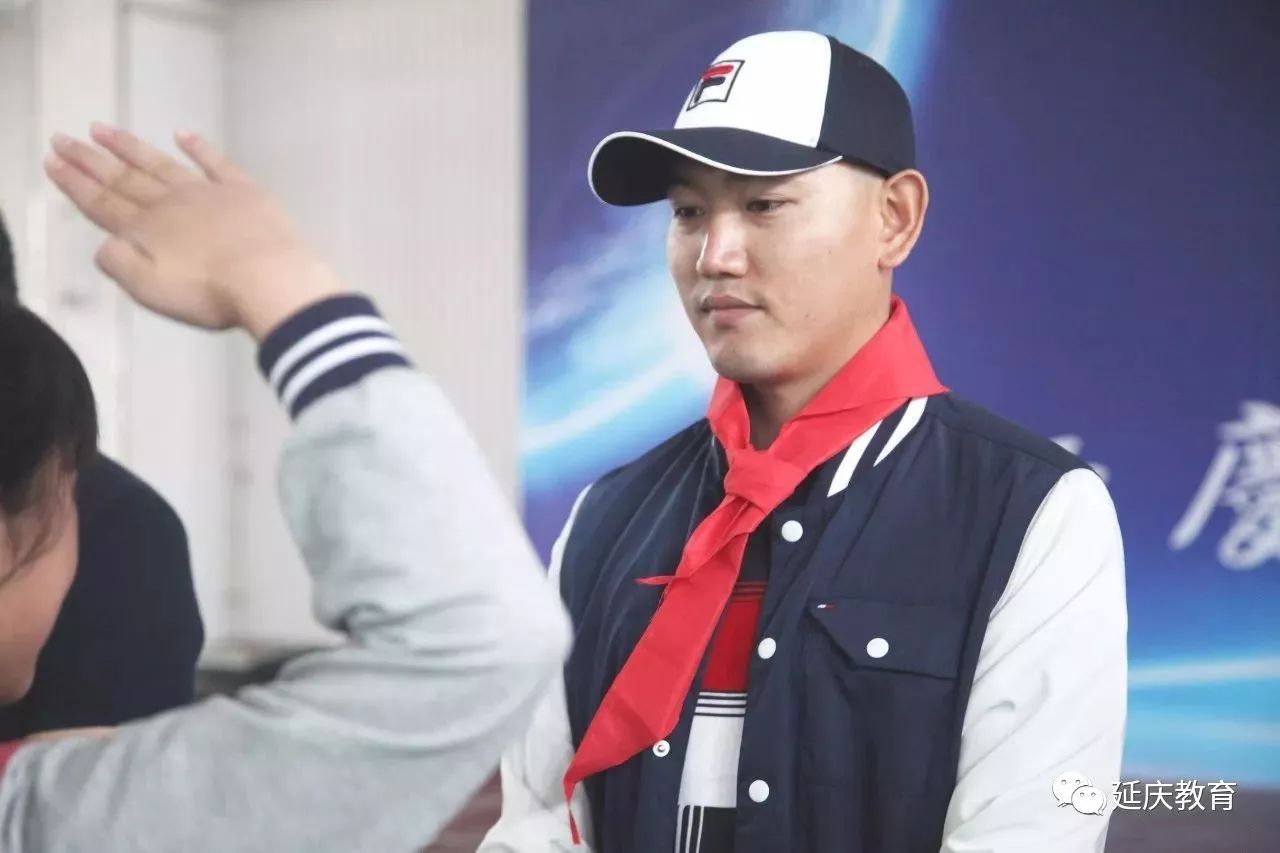 因为本次活动邀请了全国冬季运动会自由式滑雪空中技巧冠军王禹森